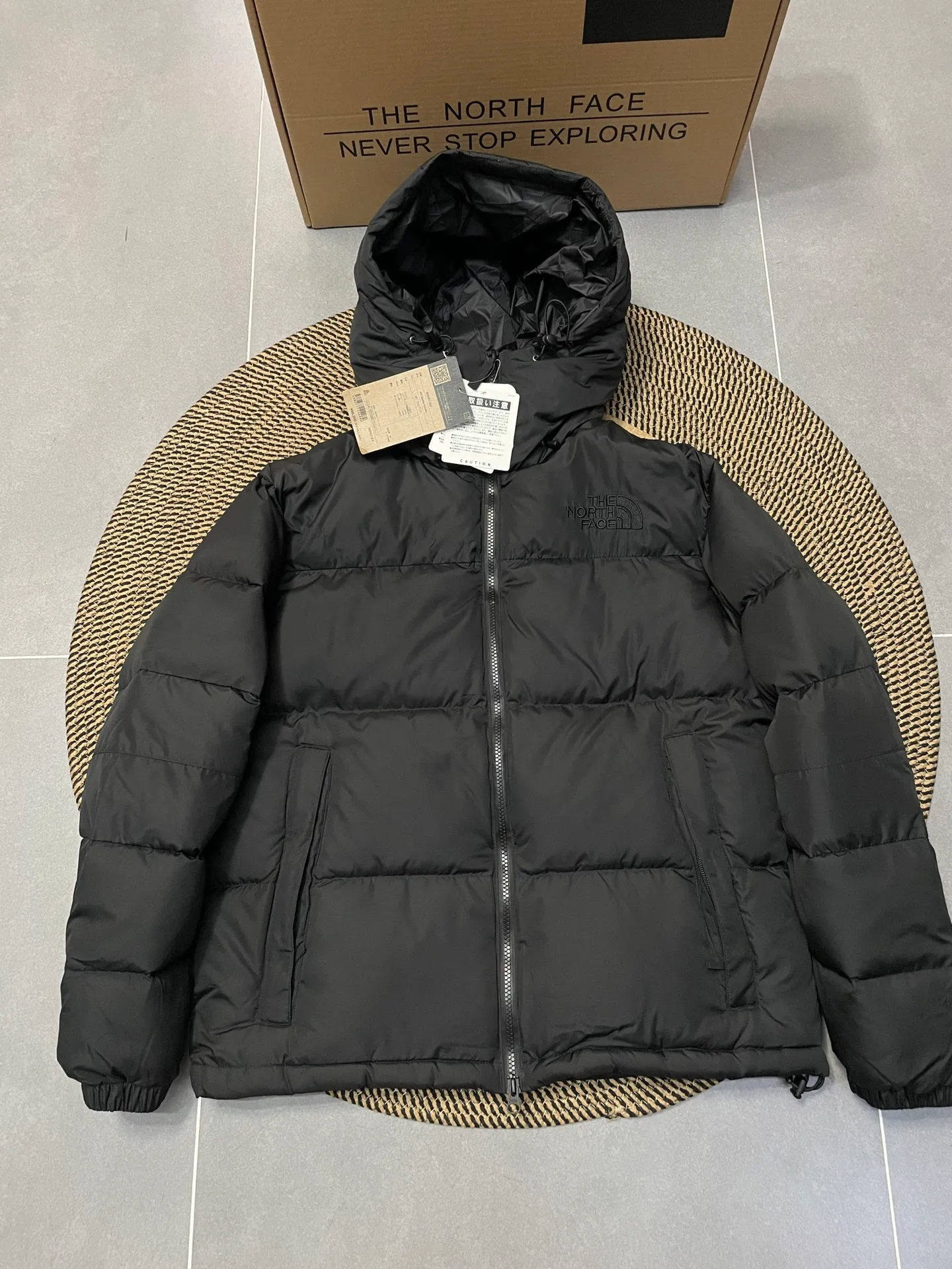 Style number: Y 75 💰P360 𝗧𝗛𝗘 𝗡𝗢𝗥𝗧𝗛 𝗙𝗔𝗖𝗘 North Face 22F-WS Nuptse Hoodie Windproof Hooded Down Jacket It has been updated with the latest technology. A down jacket with strong wind resistance. GORE-TEXINFINIUM PRODUCTS is used in the outer layer to block cold air while venting the stuffy feeling inside the garment. The filling is environmentally friendly recycled down. By filling the inner collar with down, the warmth of the neck is increased and the release of body heat is reduced. The North Face logo is embroidered on the chest, giving a calm impression. Color: Dark Red Obsidian Black Premium Gray Size: S M L XL XXL